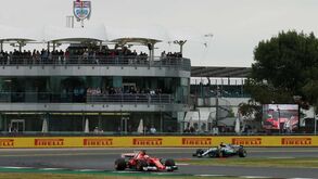 GP da Gr&atilde;-Bretanha: Hamilton bate recorde com Vettel 'colado'... e a chuva 'aparece'