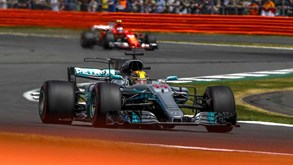 GP da Gr&atilde;-Bretanha: Hamilton ganha e recebe 'ajuda' enorme da Ferrari