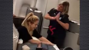 Hospedeira dançou Waka Waka para Shakira e Piqué no avião