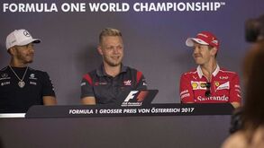 Vettel e Hamilton dão um dos apertos de mão mais 'azedos' da história