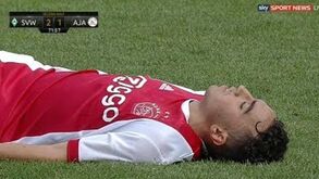 Jovem jogador do Ajax cai inanimado em duelo de pré-temporada