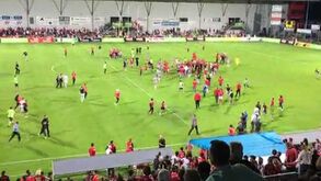 Jogo do Benfica acabou com... invasão de campo