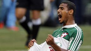 Gabriel Dias segura o miolo com a escola do Palmeiras
