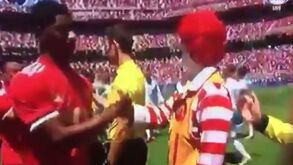 Palhaço da McDonald's em campo a cumprimentar jogadores? Sim, foi no Real-United