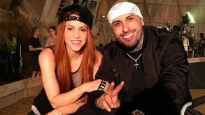 Shakira de cabelo ruivo para videoclipe
