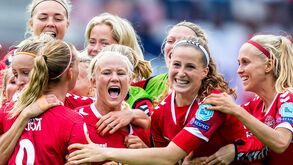 Europeu:  Dinamarca afasta campeã e está nas 'meias' 