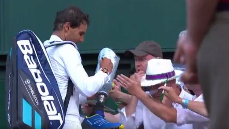 Após apurar-se para a terceira ronda de Wimbledon, Rafael Nadal distribuiu os habituais autógrafos pelos seus fãs