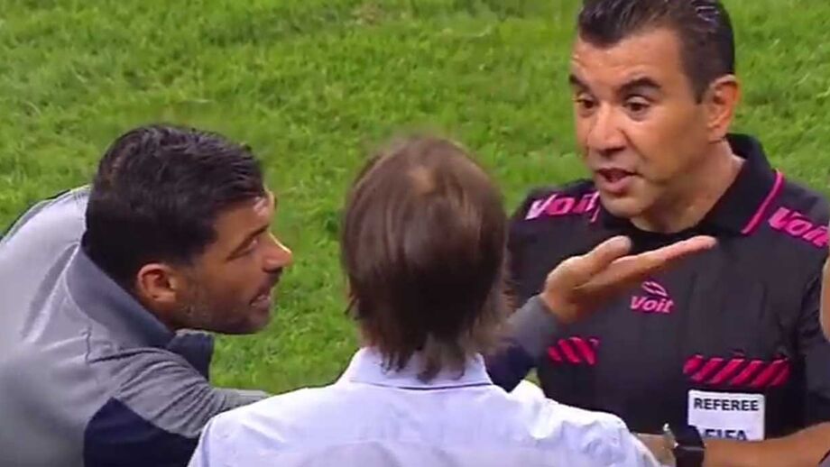 Penáltis ficaram por marcar no final do jogo com o Chivas