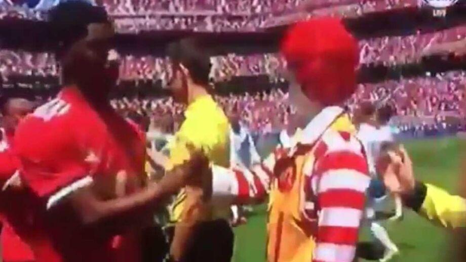 Presença de Ronald McDonald no relvado criticada por muitos adeptos