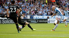 Huddersfield volta a vencer e junta-se ao grupo de líderes
