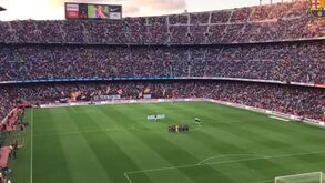 Camp Nou respeitou assim um minuto de silêncio pelas vítimas do atentado
