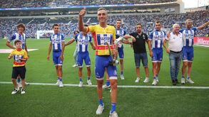 W52-FC Porto aplaudida no Dragão ao mostrar troféu de campeã da Volta a Portugal