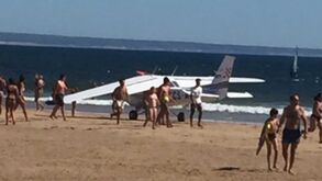 Avioneta aterra de emergência em praia da Costa de Caparica e faz dois mortos