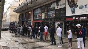 Adeptos fazem fila para garantir primeiras camisolas de Neymar no PSG