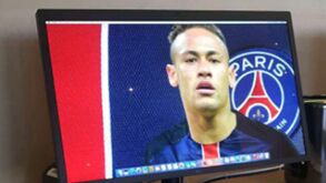 Adepto do PSG prega partida numa loja da Apple em Barcelona