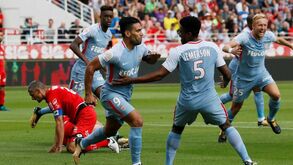 Monaco goleia Dijon com hat trick de Falcão