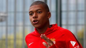 PSG já tem acordo por Mbappé mas UEFA 'congela' negócio