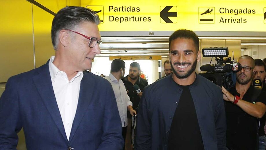 Douglas no Benfica para ser
