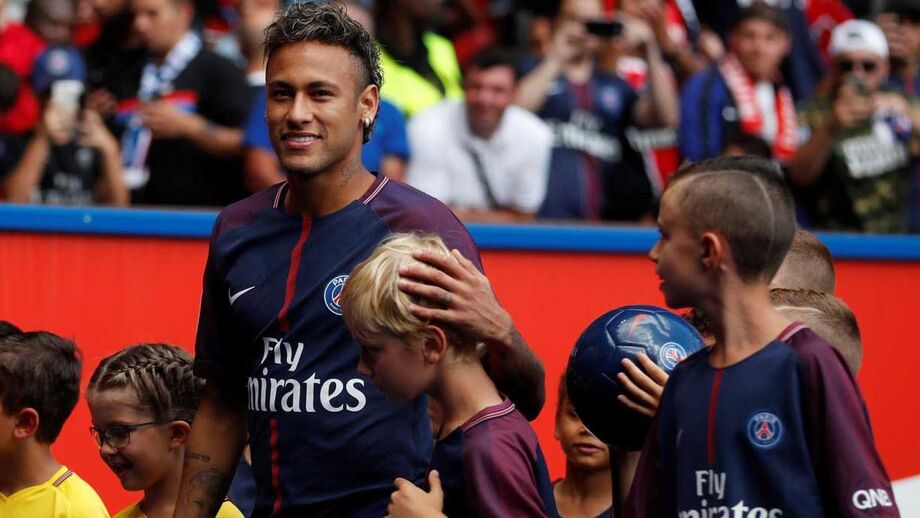 Brasileiro apresentado antes do jogo entre PSG e Amiens, da 1.ª jornada da liga francesa