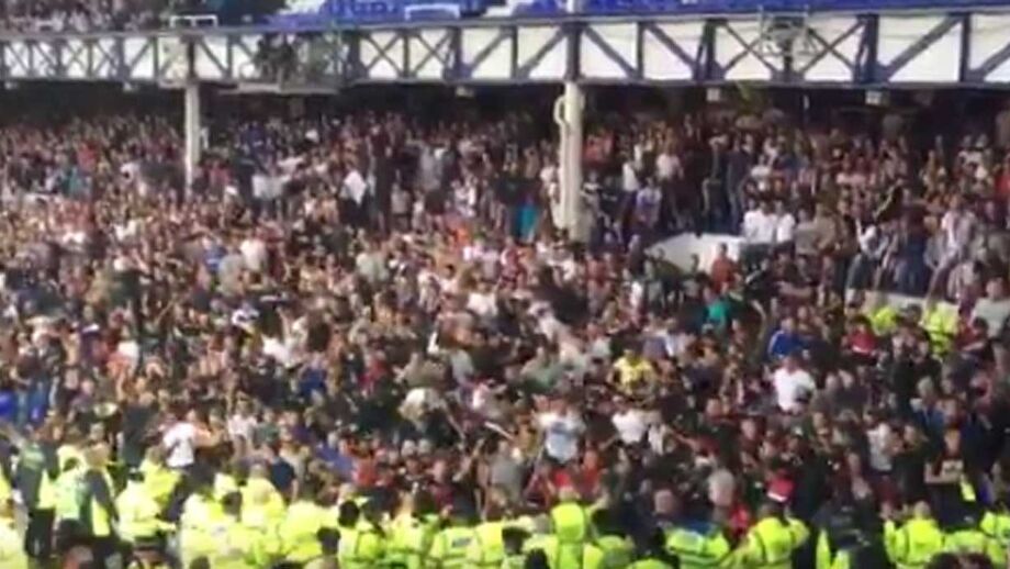 O Everton-Hajduk Split, do playoff da Liga Europa, teve de ser momentaneamente interrompido na primeira parte depois de os adeptos croatas invadirem o campo