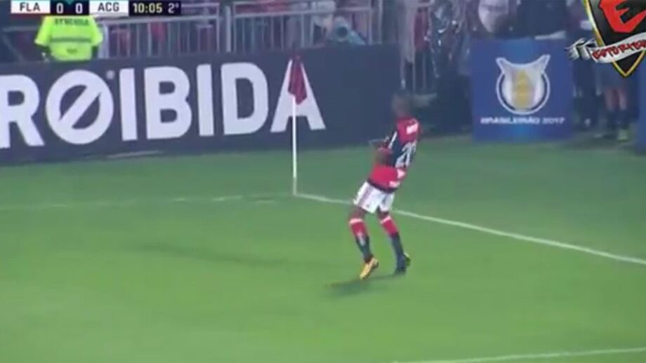 O Flamengo bateu na noite de sábado o Atlético Goianiense por 2-0, com dois golos do jovem brasileiro.
