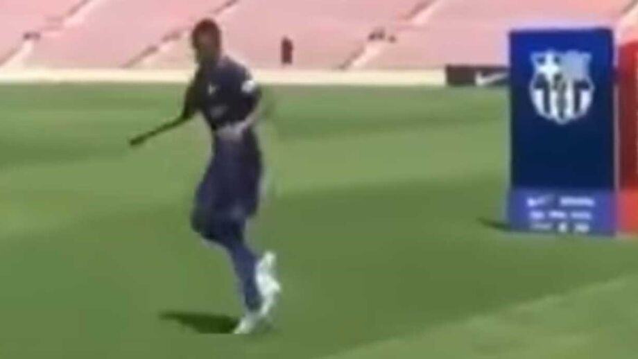 Na apresentação como jogador do Barcelona, Ousmane Dembelé acabou por cometer um erro ao tentar um cabrito que se tornou viral nas redes sociais