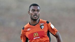 Dener supera calvário e volta a ser titular