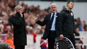 Mourinho não cumprimentou Mark Hughes e o técnico do Stoke... não gostou