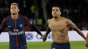 Daniel Alves nega desentendimento com Cavani: «Neymar tirou-me a bola das mãos»