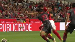 Raúl Jiménez apanhou a bola no ar e encheu o pé para marcar