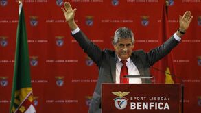 Vieira acabou noite de contestação com os adeptos do seu lado: «Acreditem, porra!»