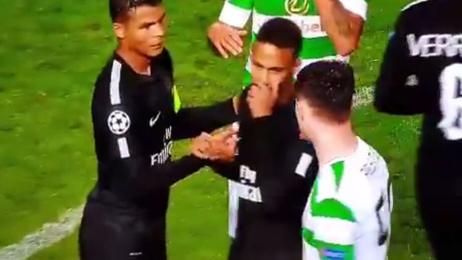 Brasileiro do PSG reagiu à dureza do Anthony Ralston durante o jogo