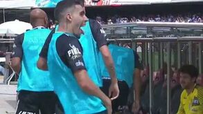Jogador do Corinthians irritou adeptos do São Paulo com gesto obsceno