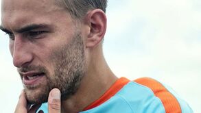 O momento da lesão de Bas Dost: avançado ficou a contorcer-se com dores