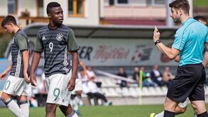 Dúvidas quanto à idade de Moukoko geram divisão no Borussia Dortmund