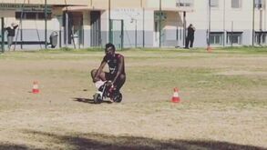 Balotelli aproveitou pausa internacional para treinar... número de circo