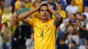 Tim Cahill em apuros num caso semelhante ao das cuecas de Bendtner frente a Portugal