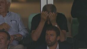 Luís Filipe Vieira de mãos na cabeça na bancada