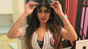 Mia Khalifa expulsa de estádio após agredir admirador