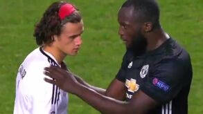Lukaku com Svilar: a conversa que deixou o mundo do futebol curioso