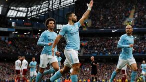 Manchester City supera Burnley e foge no topo