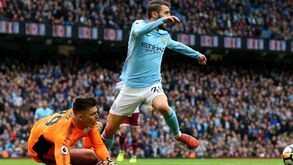 Ex-árbitro inglês e o lance de Bernardo: «Intriga-me ver um jogador ir pelos ares após toque tão ligeiro»