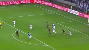 Banco do Leixões 'saltou' a pedir penálti neste lance