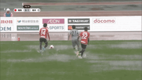 Afinal, é mesmo possível jogar futebol numa 'piscina'. Não acredita?