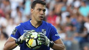 Douglas transportado para o hospital após choque no treino