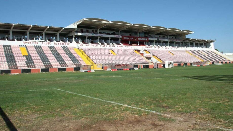 O relvado e a bancada do José Arcanjo: as explicações de clube e SAD do Olhanense