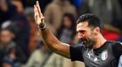 Buffon aplaude hino sueco... enquanto todo o estádio assobia