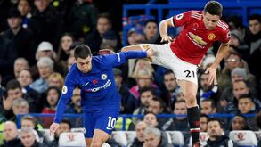 O que têm a ver dois cães com a marcação cerrada dos homens do United a Hazard?