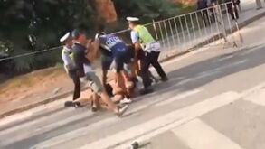 Ciclista chinês larga bicicleta e desata aos murros a membros de equipa adversária