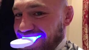 McGregor é um fenómeno: corta cabelo, faz limpeza aos dentes e fãs deliram